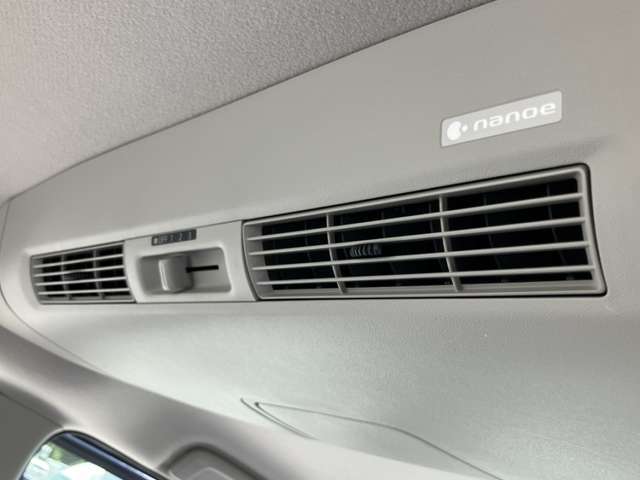 ナノイー搭載のリアシーリングファンで前席のエアコンの風を後席にも送り車内全体の冷暖房効果を早めます。