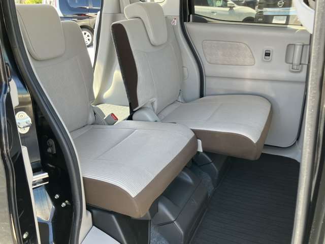 車内クリーニングと外装の磨きをしてあります。リヤシートはスライドしますので荷室や足元の広さ調整ができます。