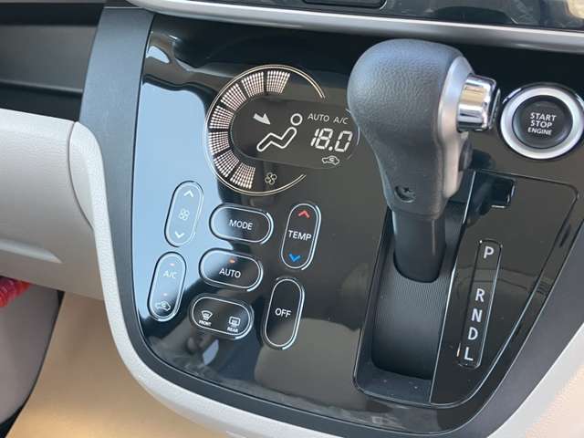 タッチパネル式オートエアコンなのでパネル周辺のお手入れもラクラク。