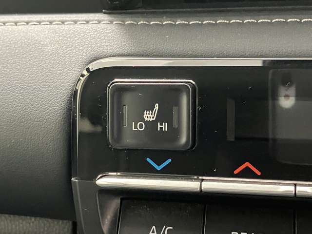 運転席、助手席にはシートヒーターが付いています。最近の冬場は例年よりも寒くなっています。。。シートヒーターがあるとないとじゃ大違い！ぜひお試しあれ！