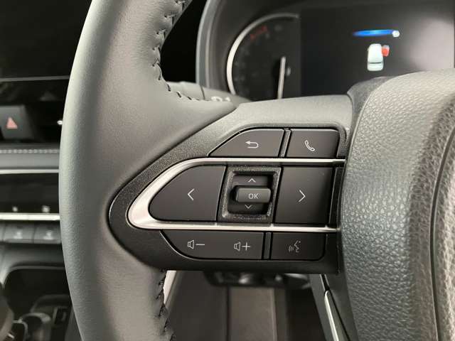 運転中、オーディオの操作をしてて、ハッとしたことはありませんか？ステアリングスイッチは、運転中でもハンドルでオーディオの操作が可能です。安全なドライブをサポートします。