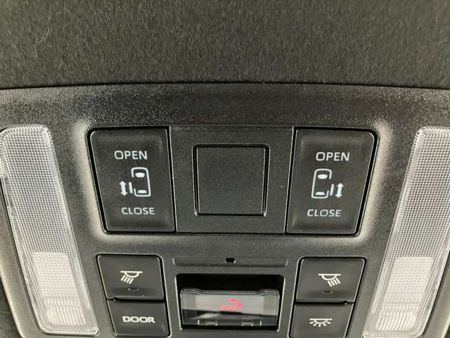 両側パワースライドドアです。両手が荷物でいっぱいの時、どちらからでもドアの開閉がラクラクです♪安全装置も付いているので、お子様の乗り降りも安心の便利機能です。