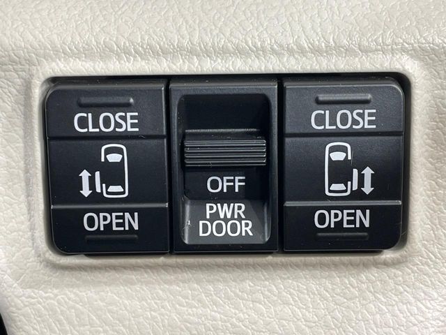 【両側パワースライドドア】スマートキーや運転席のスイッチで後席両側スライドドアの開閉が可能♪電動だから力を入れてドアを開ける必要が無く、小さなお子様でも簡単に開け閉めでき快適です♪