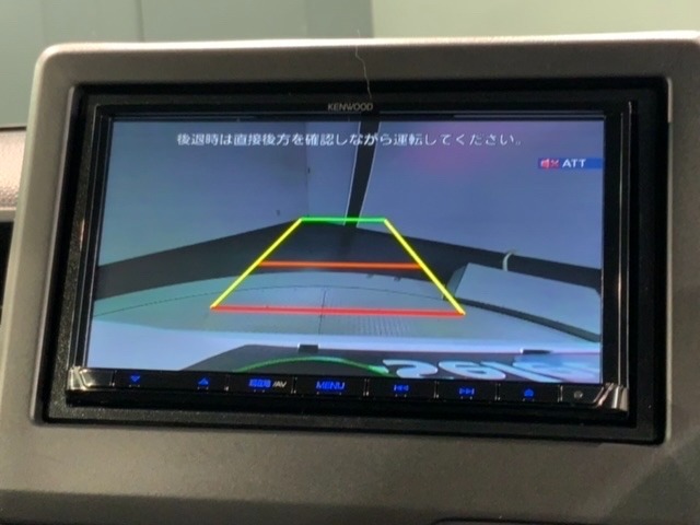 リバースギアに入れるだけで後方の表示へ切り替わります。夜間や雨の日の駐車も楽になりますよ。
