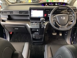 車内は光触媒抗菌消臭施工済です。スタイリッシュなデザインでスポーティなインパネ周りを演出します。グローブボックスやカップホルダーのほかにトレーなどたくさんの収納スペースが付いています。