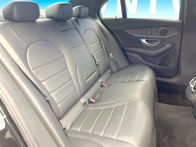 ●後部座席も気になるようなキズ・汚れやへたり等、大きなダメージはなく、良好な状態です。