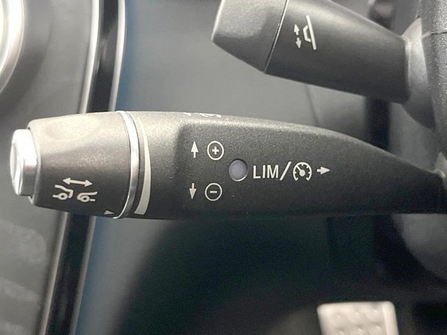 ●ディストロニックプラス：都市、郊外、高速道路などの走行時に、ステレオマルチパーパスカメラとレーダーセンサーにより、前走車を認識して速度に応じた車間距離を維持する次世代のクルコン！