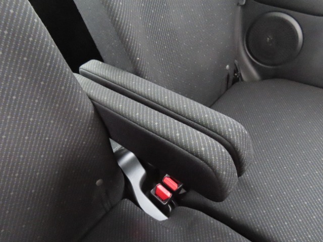 【後部座席側のアームレスト】後部座席座もアームレスト付きです。肘を置いてゆったりとドライブを堪能できます。