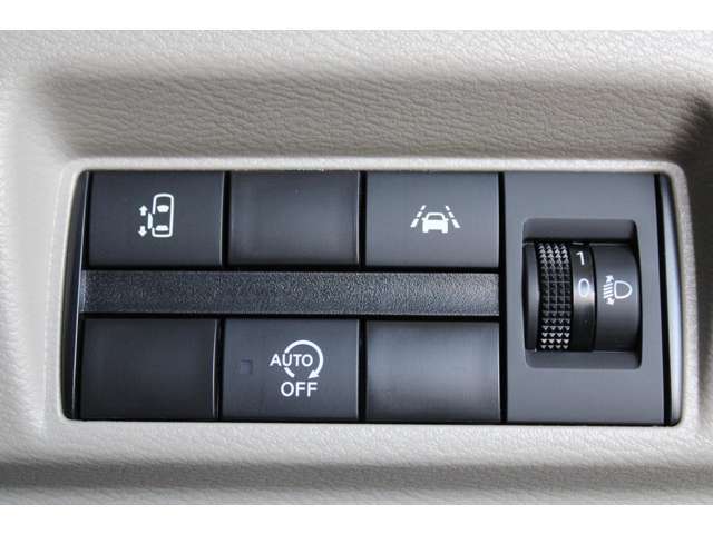 人気の電動スライドドア！右側のスライドドアは手動なので電動より早くドアを開閉する事ができます