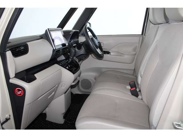 大きなベンチシートで足元もヒロビロ■大型シートで座り心地は快適♪中央には肘掛が付いてゆったりドライブ♪