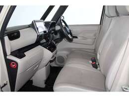 大きなベンチシートで足元もヒロビロ■大型シートで座り心地は快適♪中央には肘掛が付いてゆったりドライブ♪