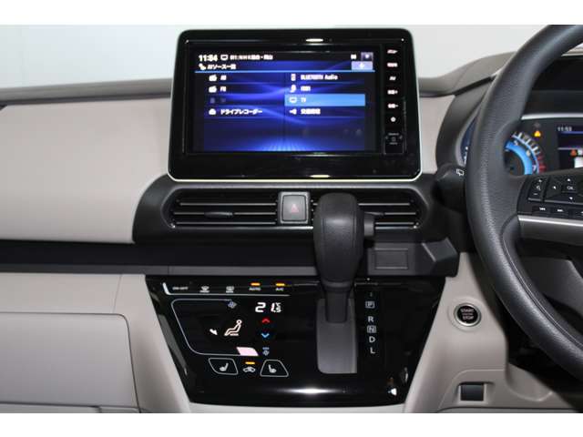 飽きのこないインテリアデザイン。小物入れなど嬉しい装備が満載です