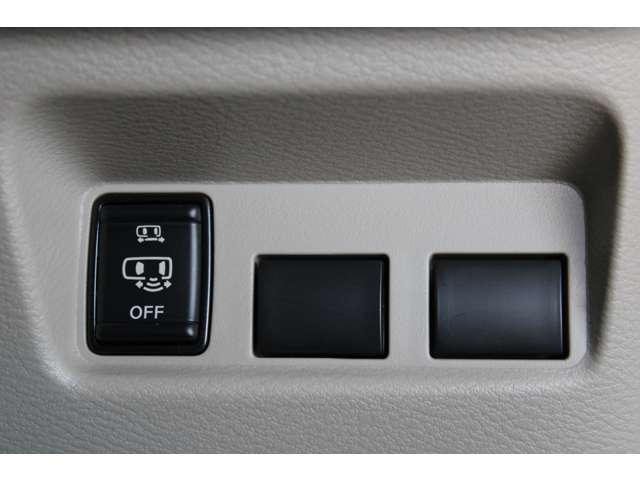 荷物などで両手がふさがっていても、足でのワンアクションでスライドドアを開閉できます