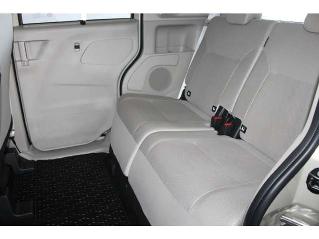 高いルーフで開放感タップリ！後席もスライド＆リクライニングできます！