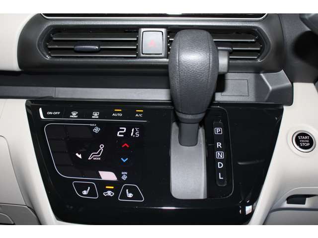 つややかで上品質のタッチパネル式オートエアコンを標準装備！スマートフォンの様な操作性＆高い視認性＆わかりやすい操作音で使いやすいですよ♪