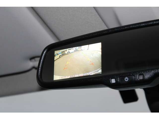 バック連動のモニターを装備☆シフトレバーをバックに入れるとルームミラーに表示■後方視界は良好で車庫入れをしっかりサポートします