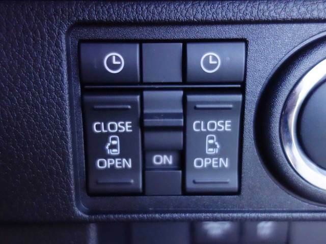 両側パワースライドドアで乗り降りもラクラクです♪運転席のスイッチでも開け閉めができます！