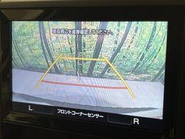 【フロント＆サイド＆バックカメラ】ドライバーから見にくい死角部分を映像で確認できるカメラを各所に装着。見通しがきかない場所や住宅密集地などを運転することが多い人におすすめの安心装備です。