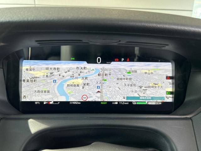 インタラクティブドライバーディスプレイ『フルスクリーンの3Dマップの表示が行えます。』レンジローバーヴェラールのドライビングの喜びを一層高める機能です。