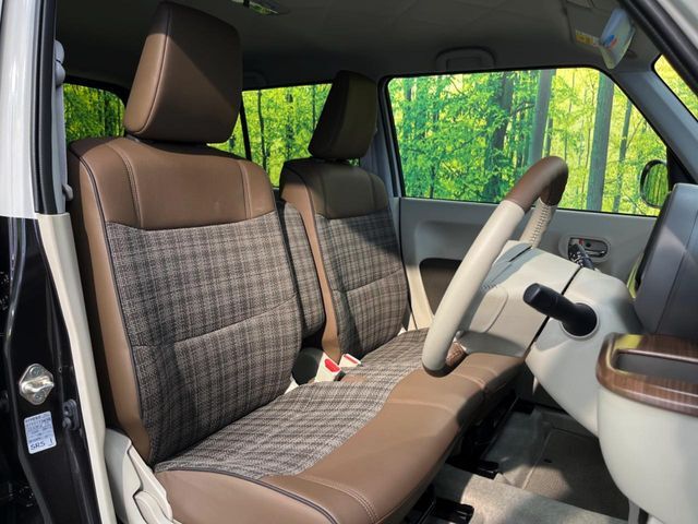 運転席シート廻りは使用感も少なく、良好な状態となっています。丁寧に使われていたことがよくわかりますね。