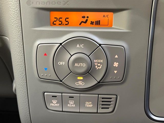 【オートエアコン】一度お好みの温度に設定すれば、車内の温度を検知し風量や温度を自動で調整。暑い…寒い…と何度もスイッチ操作をする必要はありません。快適な車内空間には必須の機能ですね♪