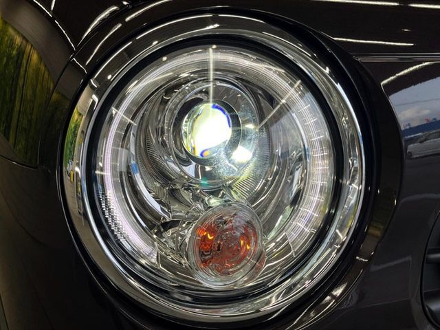 【LEDヘッドライト】悪天候や夜間走行時も良好な視界を確保し安心して運転できる高輝度LEDヘッドライトを装備！点灯速度が早く、消費電力も抑えられています。