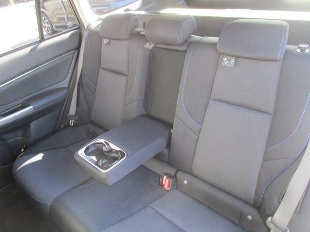 後部座席にもドリンクホルダーがございます。