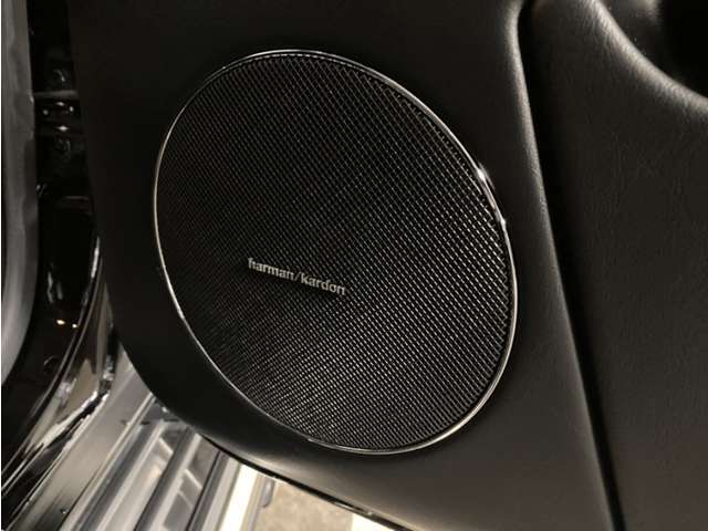 【ハーマンカードン】　ハイクオリティなスピーカーを車両に搭載することでお好きな音楽もより一層お楽しみいただけます。