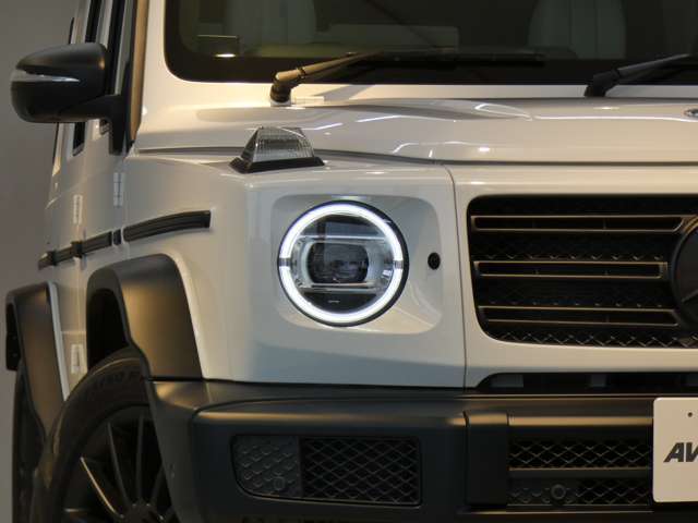 SUV特有の使用感はとても少なく心地よい禁煙車輌にお洒落なプラチナホワイトナッパレザーインテリア＆アルカンターラルーフライニングにベンチレーション＆リラクゼーション機能＆ドライビングダイナミックシート