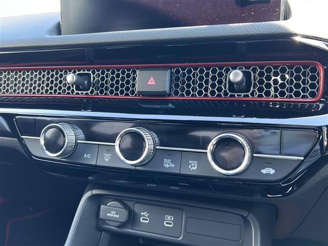 気になる車はすぐにお問い合わせください！画面右側の0066から始まる無料ダイヤルからお問い合わせ下さい！専門スタッフがお車のご質問にお答えいたします！