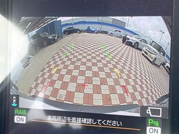【バックカメラ】駐車時に後方がリアルタイム映像で確認できます。大型商業施設や立体駐車場での駐車時や、夜間のバック時に大活躍！運転スキルに関わらず、今や必須となった装備のひとつです！