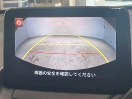 後退時に車両の後ろ側をモニター画面に表示します。車庫入れなどでバックする際に後方確認ができて便利です。車庫入れが苦手な人もこれで安心です♪