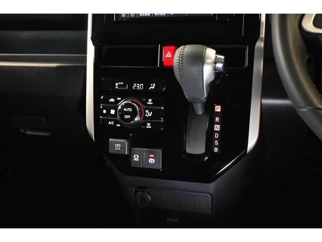 楽々操作のゲート式フロアシフトAT。