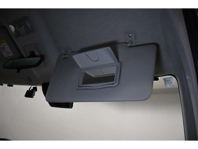 身だしなみも整えられるバニティミラーつきサンバイザーを装備！