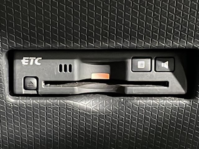 【ETC】有料道路を利用する際に料金所で停止することなく通過できる、ETC車載器（ノンストップ自動料金収受システム機器）が装備されています。セットアップを行うことで利用可能になります。