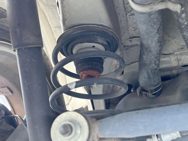 お車を安心してお乗りいただく為には、足回りの定期点検が欠かせません。サービスサポート（有償保証）では無料点検もご提供しており、安心のカーライフをお過ごしいただけるサポート体制が整っています。