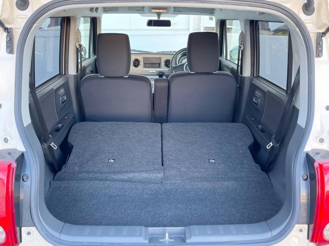 後席を格納すると、これだけの広さが！シーンに合わせたシートアレンジで、大きな荷物も積むことが出来ます♪