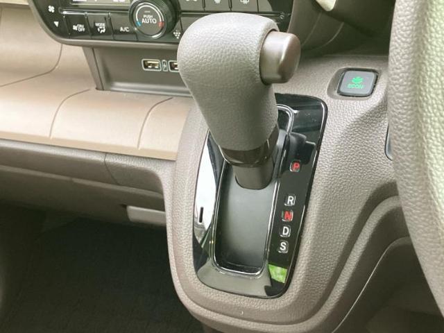 WECARSの展示場では実際に見て、触ってお車をお選びいただけます！知識の豊富な営業スタッフが様々なカーライフをご提案いたします！