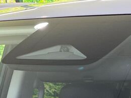 【ホンダセンシング】走行中に前方の車両等を認識し、衝突しそうな時は警報とブレーキで衝突回避と被害軽減をアシスト。より安全にドライブをお楽しみいただけます。