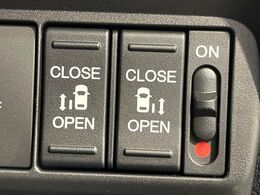 【両側パワースライドドア】スマートキーや運転席のスイッチで後席両側スライドドアの開閉が可能♪電動だから力を入れてドアを開ける必要が無く、小さなお子様でも簡単に開け閉めでき快適です♪