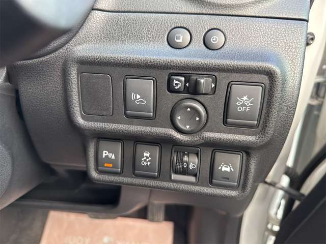 【エマージェンシーブレーキ】走行中に前方の車両等を認識し、衝突しそうな時は警報とブレーキで衝突回避と被害軽減をアシスト。より安全にドライブをお楽しみいただけます。