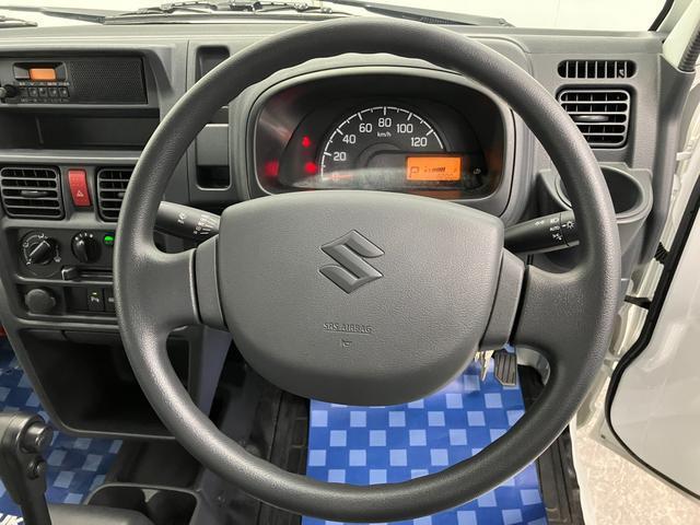 【ハンドル回り】インテリアに合わせたデザインのステアリングは、運転される方のことも考え、運転しやすい形状、大きさです。ぜひ一度、実際に触ってお確かめください。