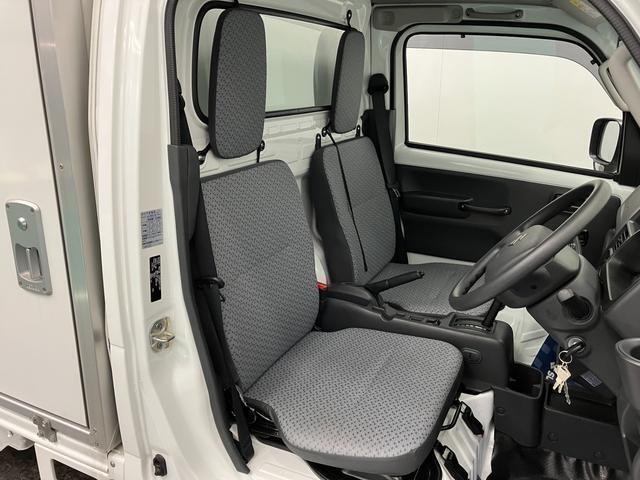 【フロントシート】さまざまな体格の方が快適に運転ができるよう配慮したシートになっております。