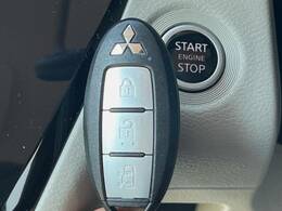 【オペレーションキー】カバンやポケットに入れたままでもドアの施錠・解錠が可能なスマートキーを装備。エンジンのオン・オフ時もカギを取り出す必要が無いからとっても便利です♪