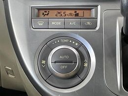 【オートエアコン】一度お好みの温度に設定すれば、車内の温度を検知し風量や温度を自動で調整。暑い…寒い…と何度もスイッチ操作をする必要はありません。快適な車内空間には必須の機能ですね♪