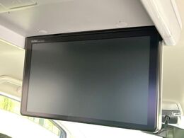 【フリップダウンモニター】大画面モニターで後席でもエンタメをお楽しみいただけます。小さなお子様にも大人気の装備です♪