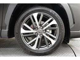 スポーティな印象を与える純正ホイールです。どこまでも走っていきたくなるようなデザインですね♪