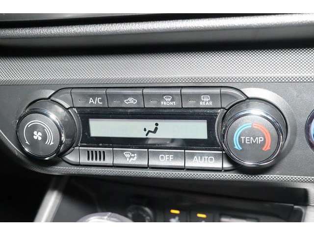 オートエアコンは一度、気温を設定すれば自動的で設定温度に調整。車内をいつでも快適空間にしてくれます。