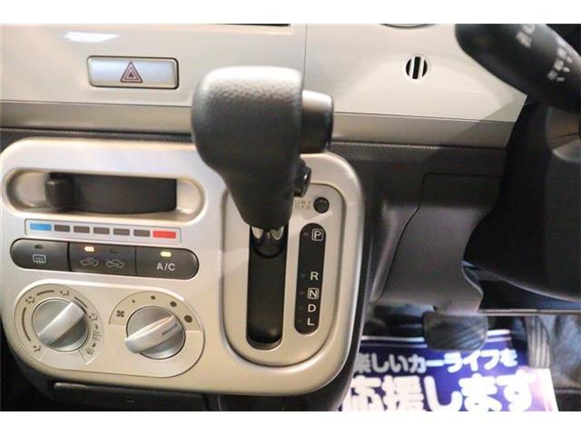 ステアリングホイールからスムーズに持ちかえられるインパネシフトを採用。シフトノブをコンパクト化し、女性でも操作しやすいサイズです