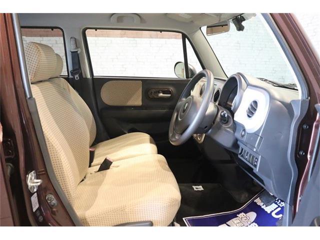 良好な視界とスムーズな乗り降りを実現した運転席。運転席はアイポイントを高くし視界良好です。
